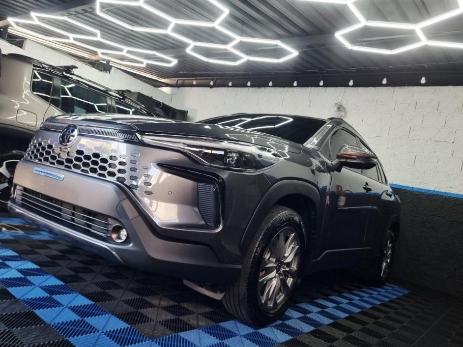 Toyota Corolla Cross cinza finalizado sob as luzes hexagonais