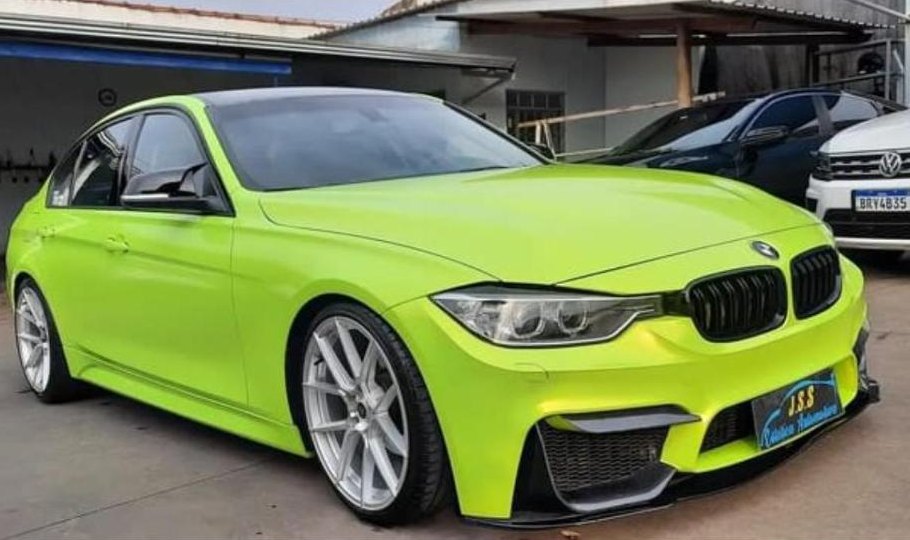 BMW verde-limão com brilho após o enceramento