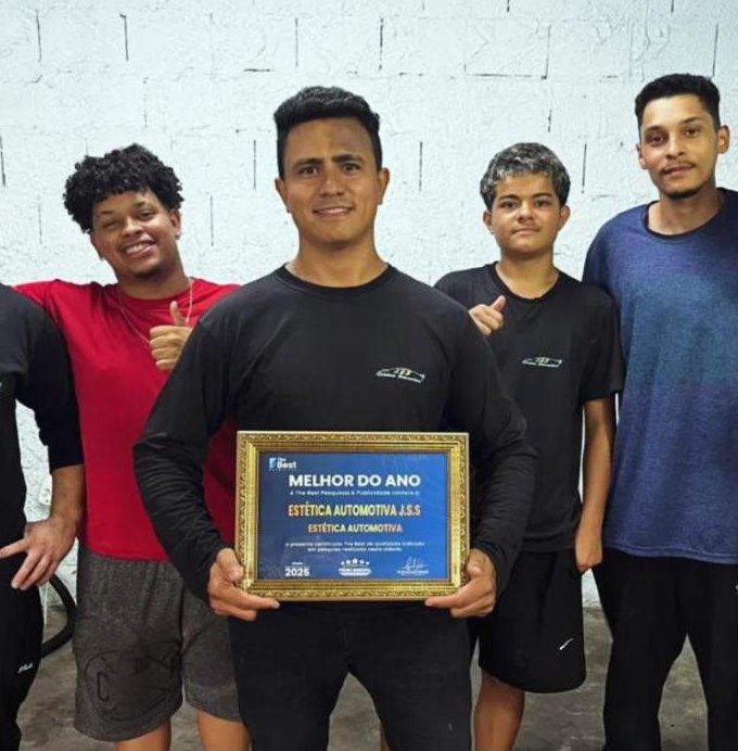 Equipe J.S.S. com o certificado de Melhor do Ano 2025