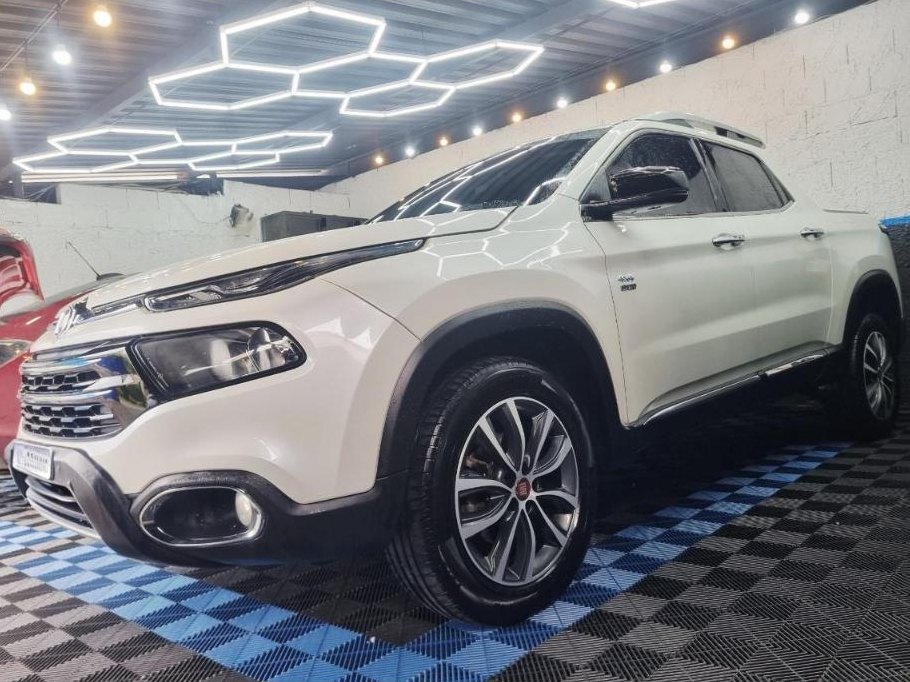 Fiat Toro branca finalizada sob as luzes hexagonais