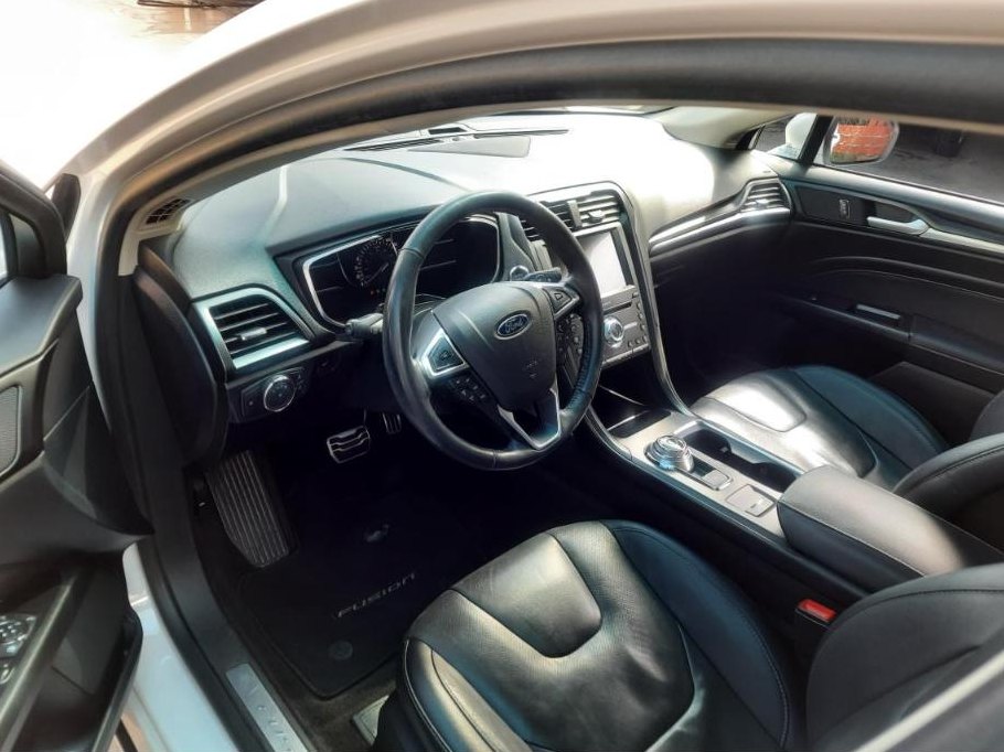 Interior de Ford Fusion higienizado