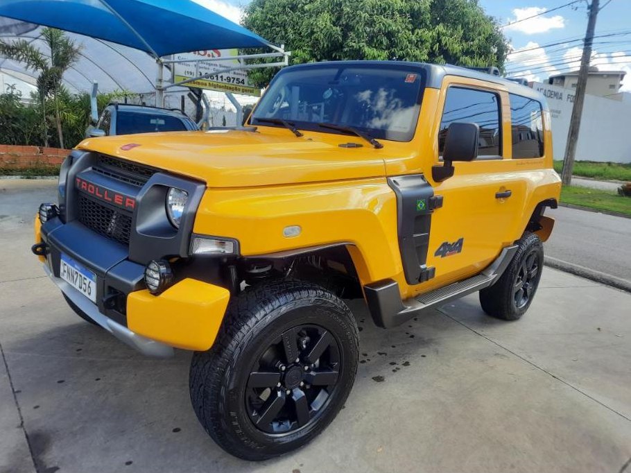 Troller amarelo 4x4 limpo após o serviço
